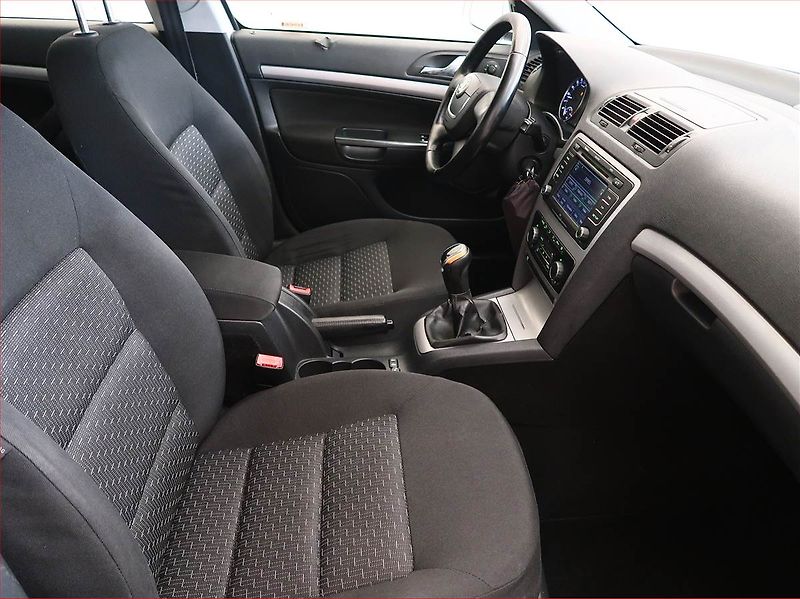 Škoda Octavia (2013) 1.6 TDI, Park. senzory - fotka 9 z 15