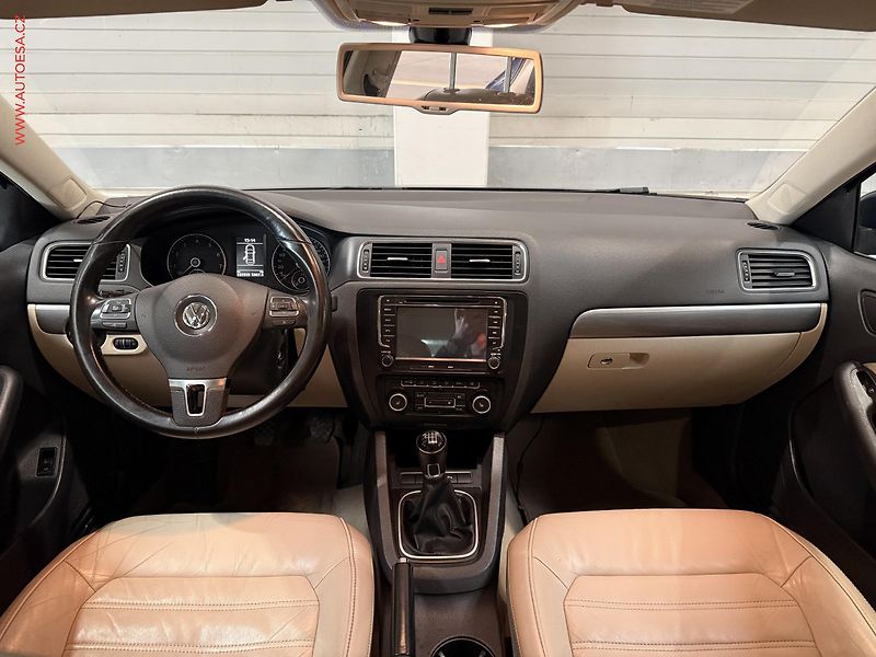 Volkswagen Jetta (2012) 1.4TSi, AC, výhřev sed - fotka 8 z 19