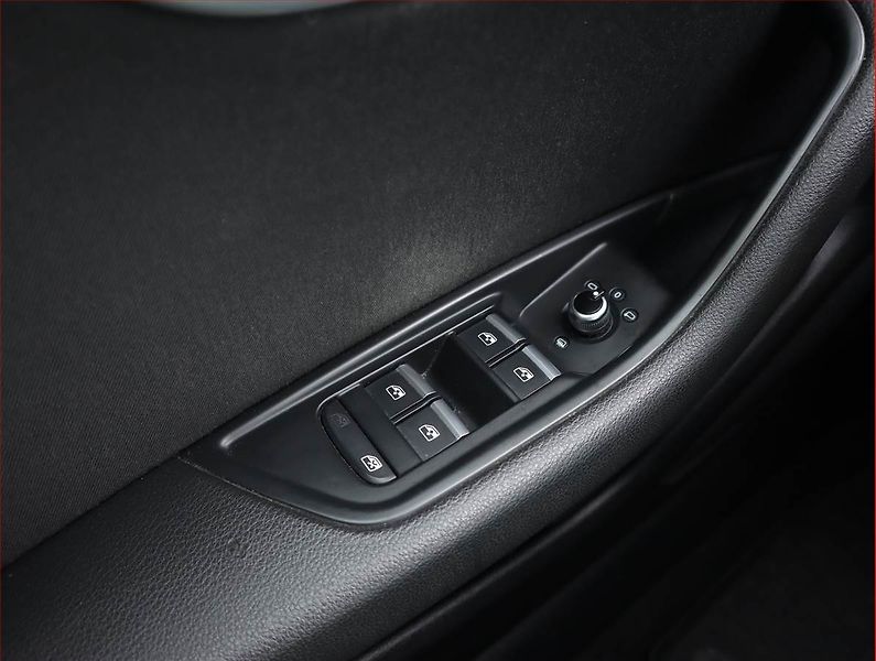 Audi A4 (2016) 2.0 TDI, Navi, Bi-Xenony - fotka 19 z 21