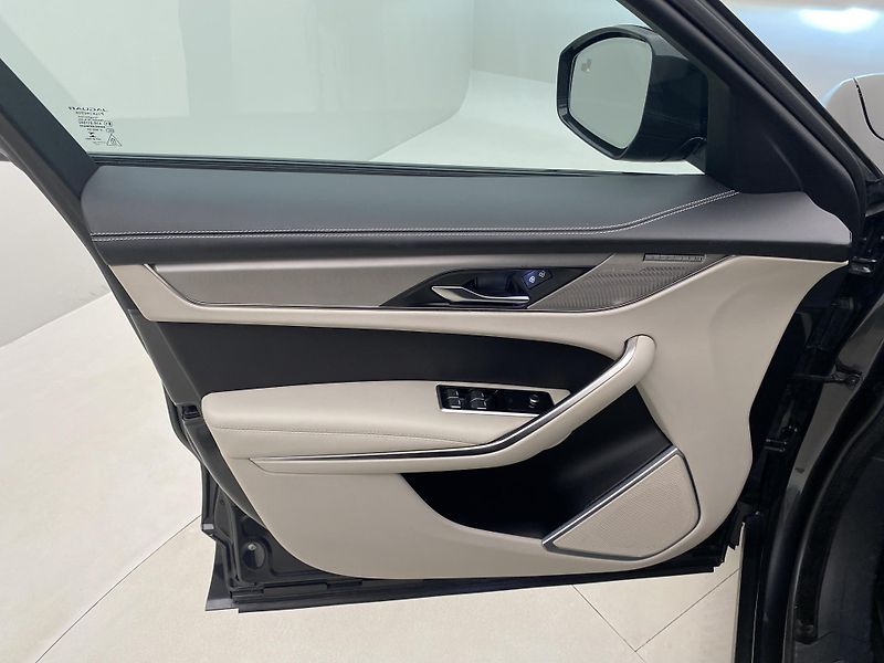 Jaguar F-Pace D300 R-DYNAMIC HSE REZERVACE - fotka 7 z 48