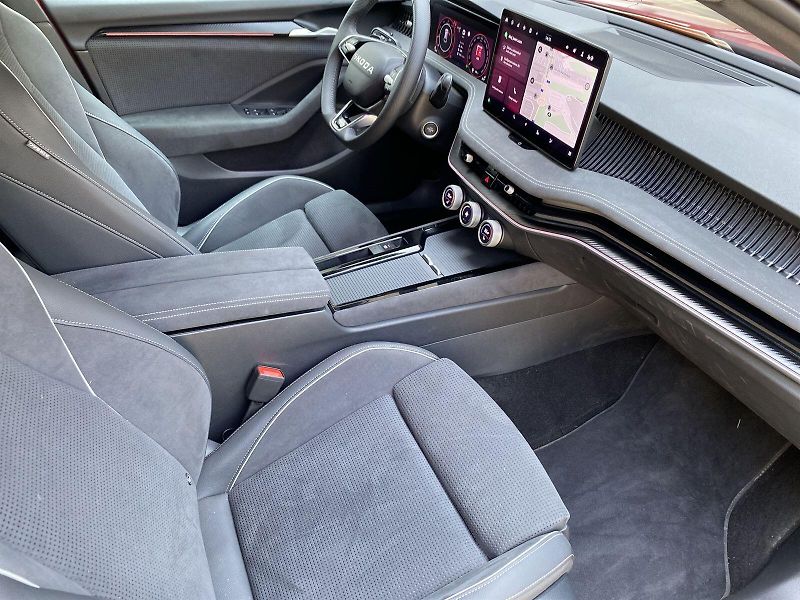 Škoda Superb (2025) Combi 2.0 TDI 4x4 DSG Sportlin - fotka 10 z 40