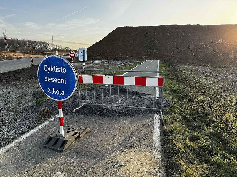 Staveniště D55 U Strejčkova lomu, kde vyroste ekodukt, jehož konstrukci bude tvořit přesypaný klenbový rám z betonu o dvou polích.