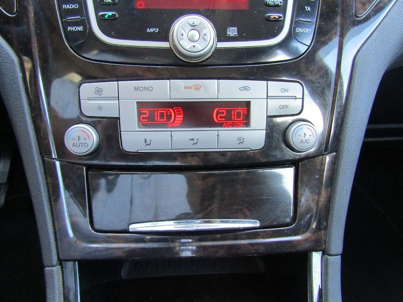 Ford Mondeo (2008) 2.0 TDCi GHIA 1.MAJITEL - fotka 35 z 43