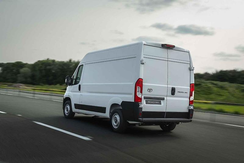 Také novou Toyotu Proace jsem mohl prověřit při jízdách v okolí Haagu