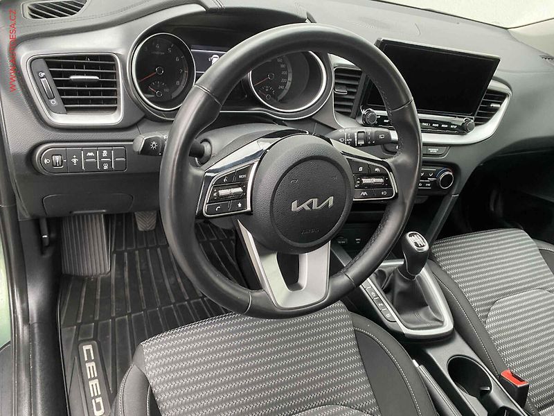 Kia Ceed (2024) 1.5 T-GDi SW, 1.maj,ČR, TOP - fotka 13 z 19