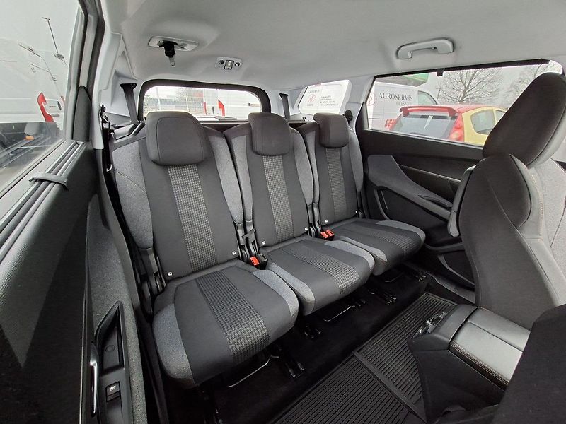 Peugeot 5008 ACTIVE 1,5 BHDI 130k EAT8 - fotka 13 z 24