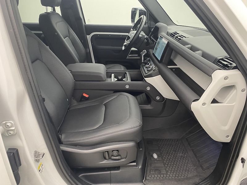 Land Rover Defender 110 D250 SE AWD AUT CZ - fotka 23 z 49