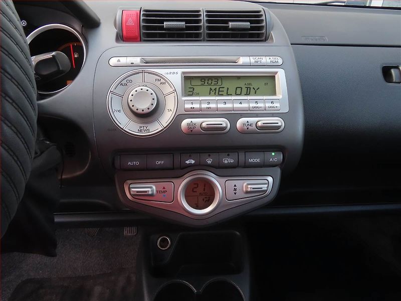Honda Jazz (2008) 1.4 i-DSI, levný provoz - fotka 17 z 18