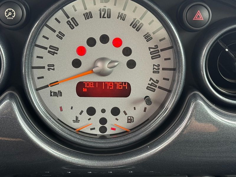 Mini Cooper (2003) One 1.6i 66kW - fotka 17 z 24