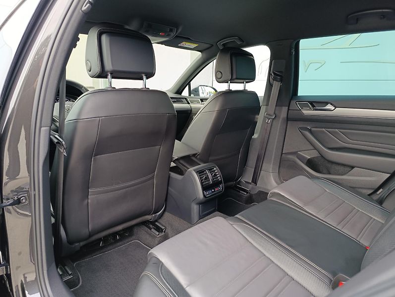 Volkswagen Passat 2.0TSI 206kW RLINE ČR 1.MAJ - fotka 14 z 39