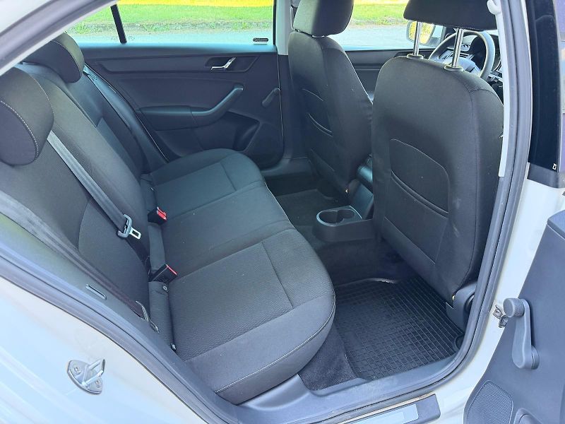 Škoda Rapid 1,2 TSi / 63 kW / Ambiente  - fotka 15 z 21