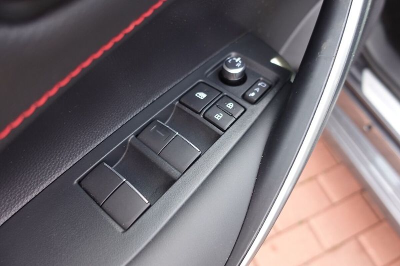 Toyota Corolla 1,8 HEV GR Spot Dynamic - fotka 10 z 32