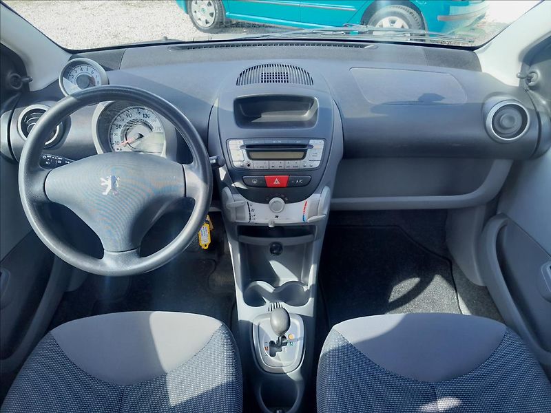 Peugeot 107 1,0i 50kW AUTOMAT - fotka 29 z 38