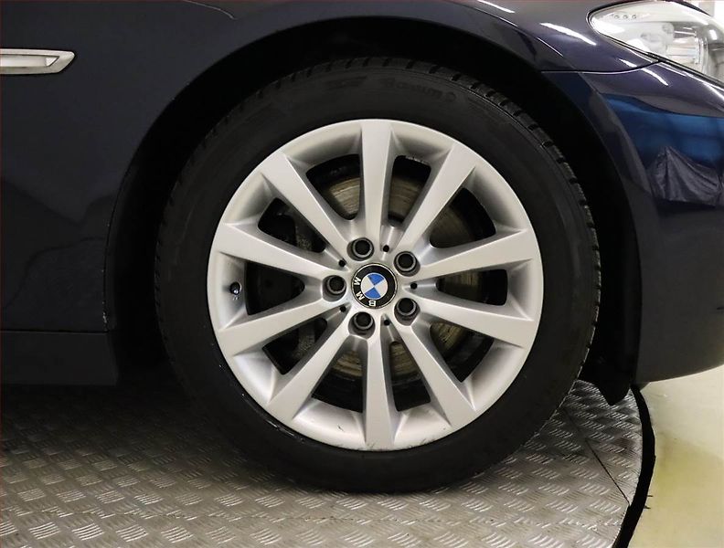 BMW Řada 5 (2012) 530d xDrive, 4X4, Automat - fotka 15 z 22