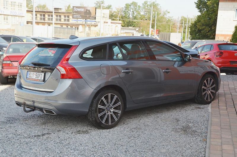 Volvo V60 (2016) 2.4 D6 AWD PHEV 212kW Momentum - fotka 6 z 39