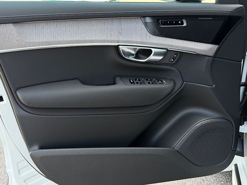 Volvo XC90 (2026) PLUS B5, Head up, Panorama, VZ - fotka 7 z 25