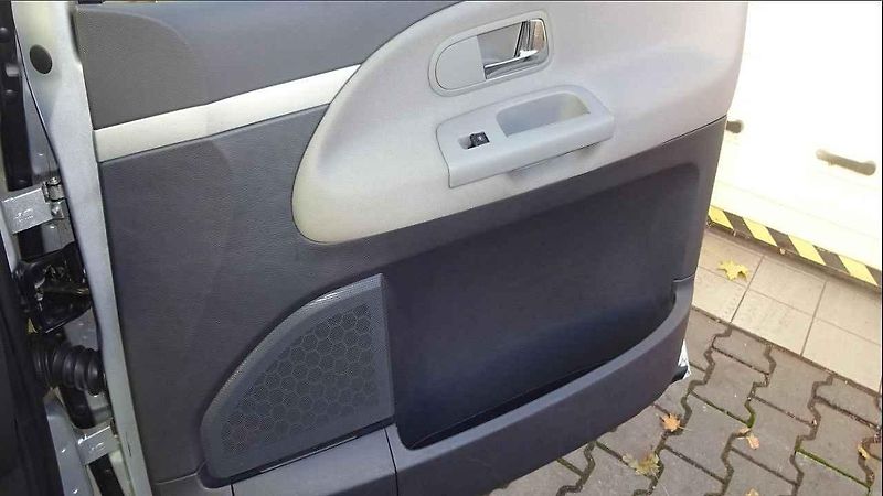 Boční lišty i lišty nárazníků zdobí chromový pásek, toto auto v základní výbavě není.