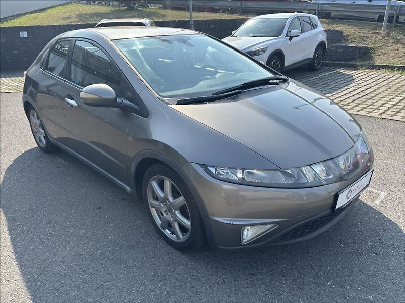 Honda Civic 1,8 V-Tec 103kW 1.ČR SERVISKA - fotka 7 z 31