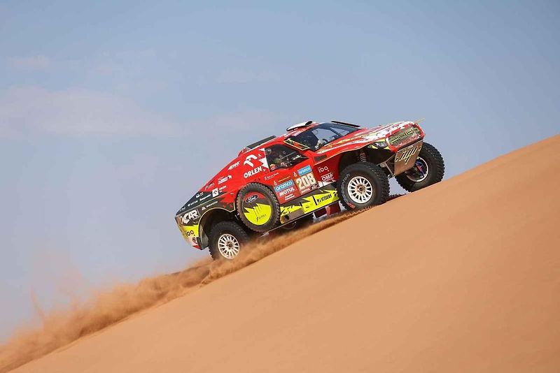 Účastníci Rallye Dakar zdolávají obrovské duny