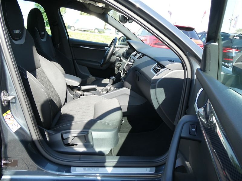 Škoda Octavia 2,0 TDi 135kW RS DSG, serviska - fotka 25 z 49