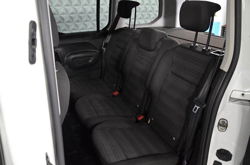 Opel Combo (2022) 1.5D 96 Elegance Plus 5d - fotka 18 z 21