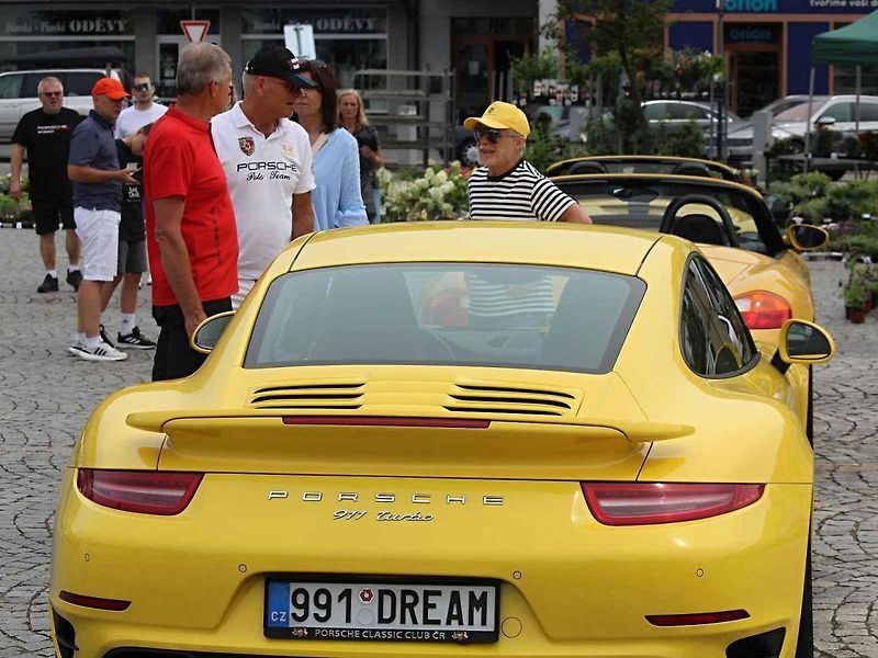 Z 22. Letního Porsche srazu na náměstí Jana Žižky z Trocnova v Čáslavi.