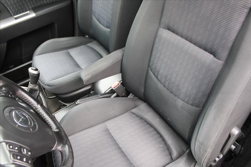 Mazda 5 2,0 i  VÝHŘEVY SEDADEL,7 MÍST - fotka 17 z 23