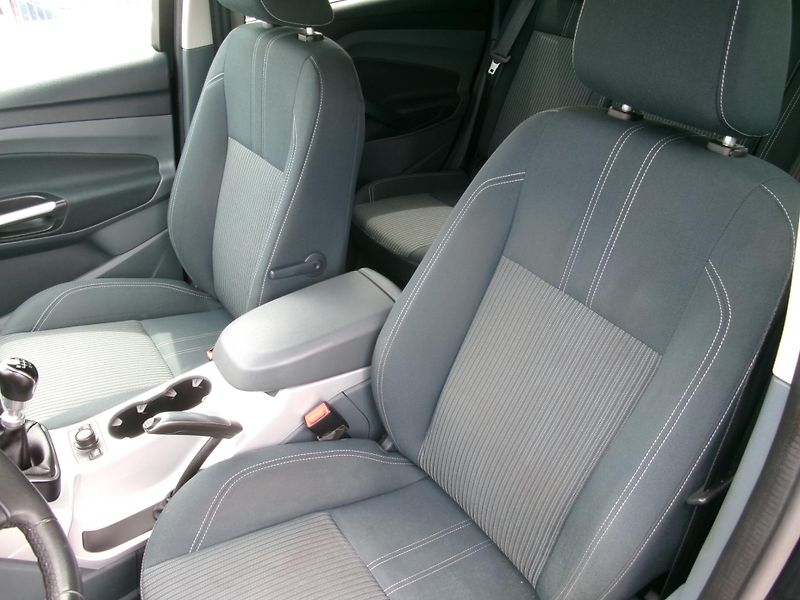 Ford C-MAX (2011) 2,0TDCi NAVI AC BT TEMP  - fotka 9 z 23