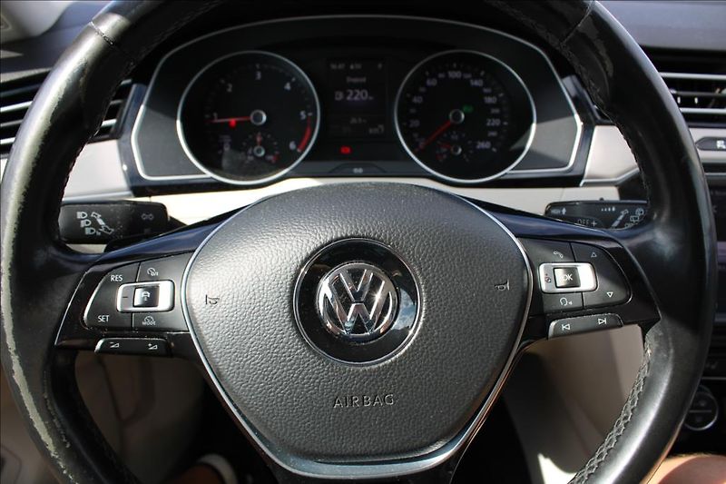 Volkswagen Passat 2,0 TDi  HIGHLINE, 4 x 4, DSG - fotka 22 z 38