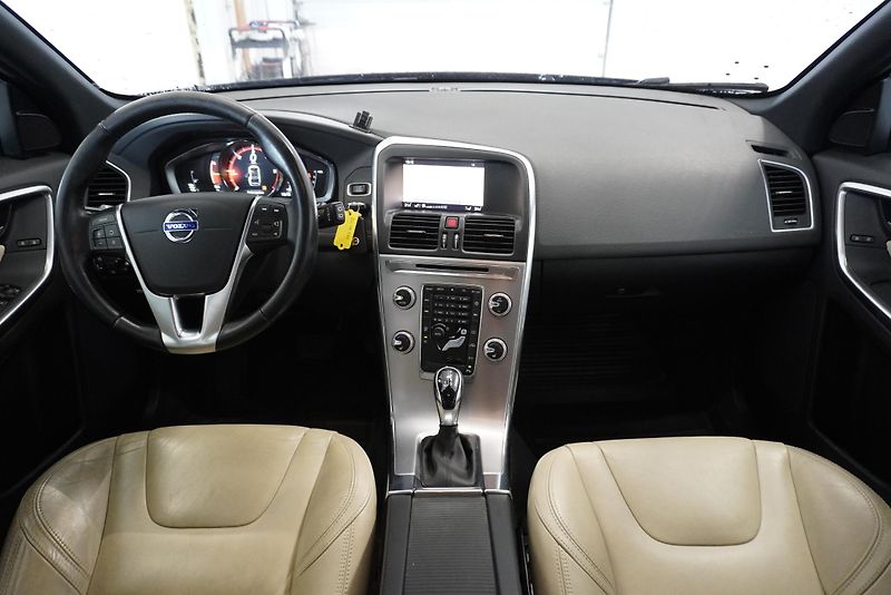Volvo XC60 2,0 D4 AUTOMAT - fotka 20 z 32