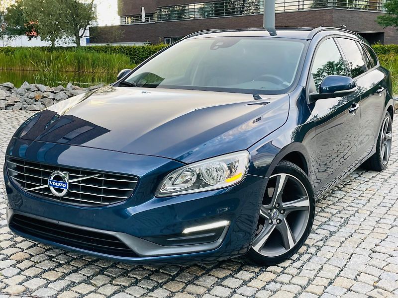 Volvo V60 2.0D3 5VÁLEC SERVISKA TAŽNÉ - fotka 1 z 45