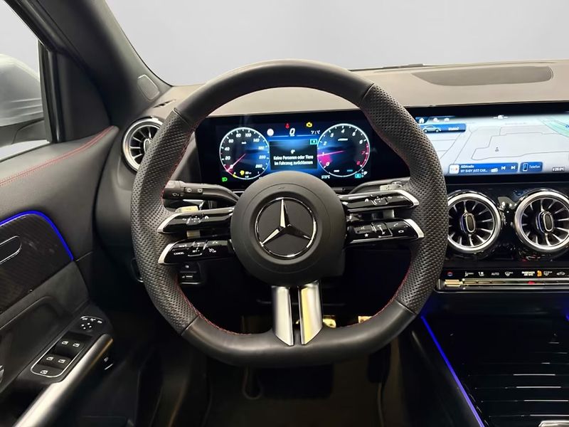 Mercedes-Benz GLA 180 AMG Kamera Keyless Ambient - fotka 14 z 16