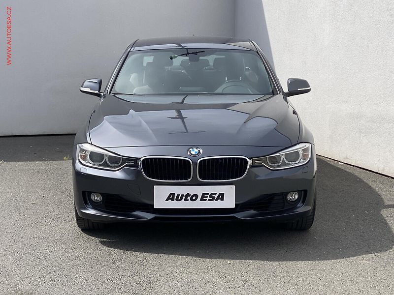 BMW Řada 3 (2013) 3.0i 335i, AT, navi, bixen - fotka 2 z 18