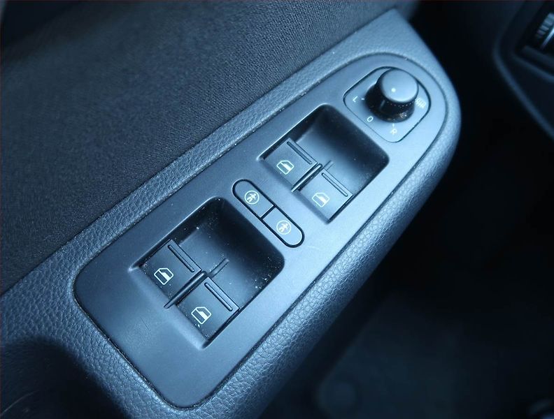 Volkswagen Sharan (2014) 2.0 TDI, Automat, Serv.kniha - fotka 13 z 15