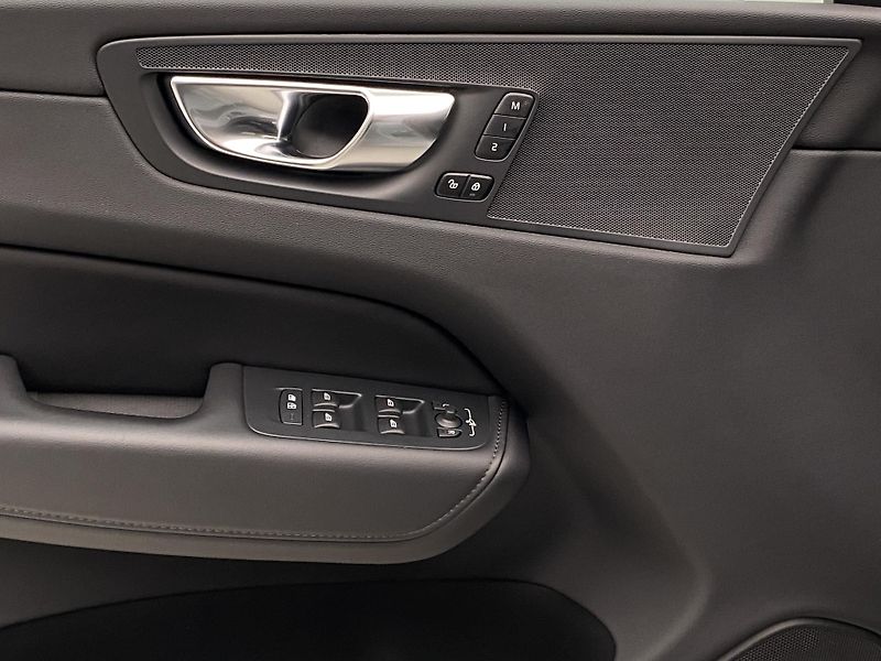 Volvo XC60 T6 AWD PLUG-IN PLUS DARK - fotka 26 z 54