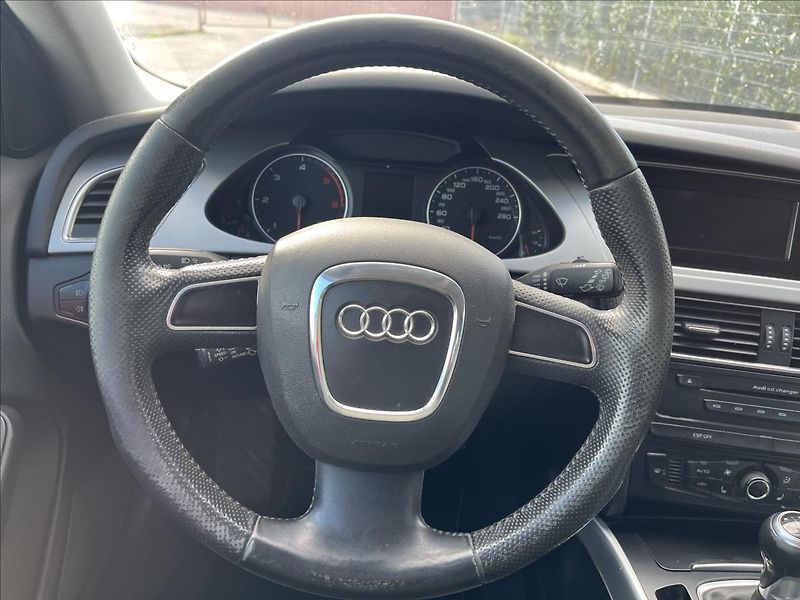 Audi A4 2,0 TDi KLIMA XENON 2x KOLA - fotka 15 z 33
