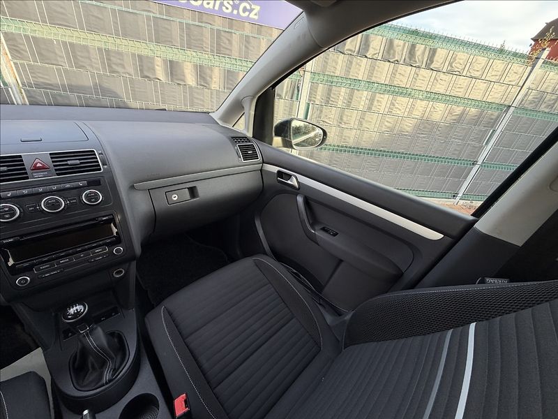 Volkswagen Touran 2.0 TDI Cup - fotka 10 z 19