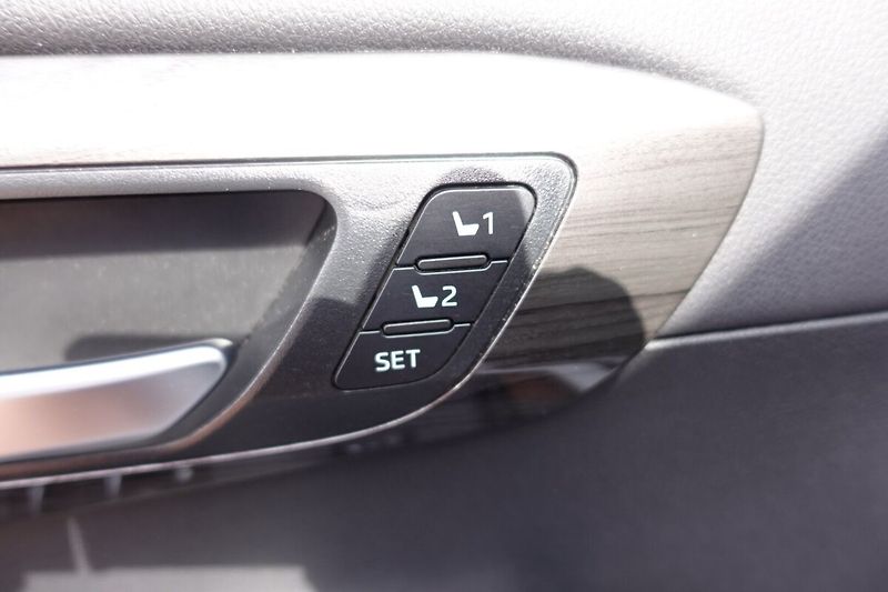 Toyota Highlander 2,5HSD Executive + Skyview (Pr - fotka 12 z 38