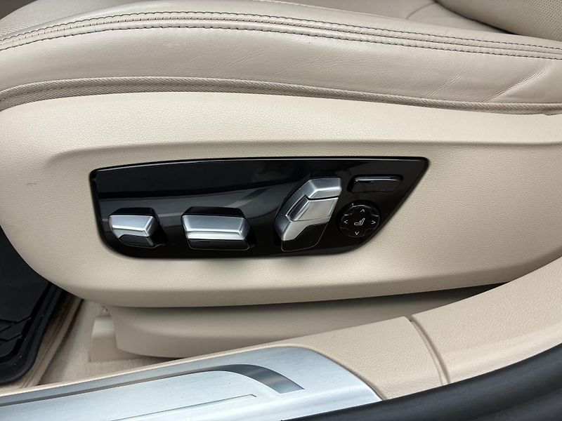 BMW Řada 7 4,4 390kW 750Li xDrive CZ - fotka 20 z 39