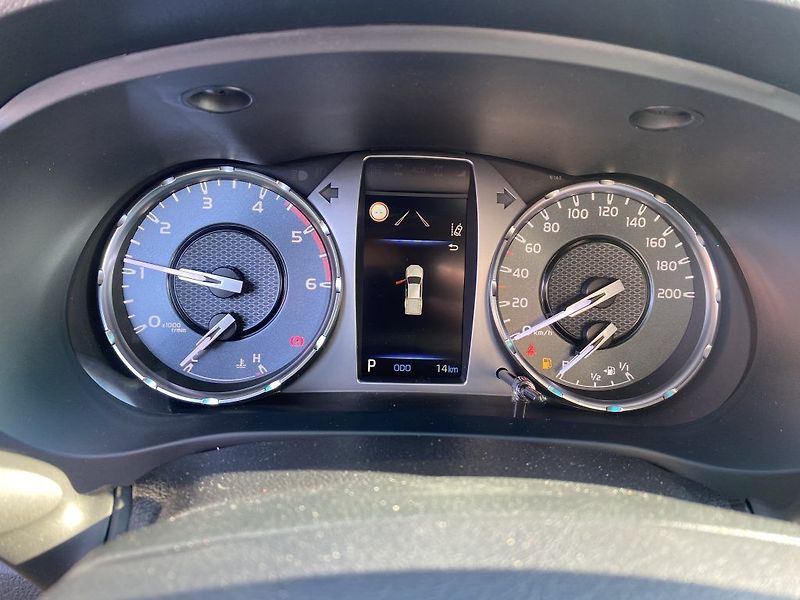 Toyota Hilux 2,8 Diesel 6AT Executive - fotka 18 z 24