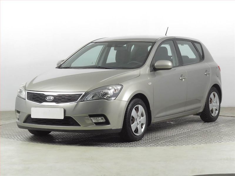 Kia Ceed (2010) 1.4 CVVT, Serv.kniha, Tempomat - fotka 2 z 16