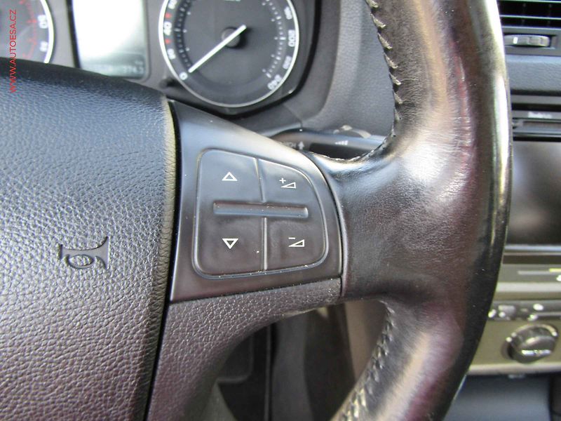 Škoda Octavia (2008) 1.9 TDi, xenon, autoAC - fotka 13 z 19