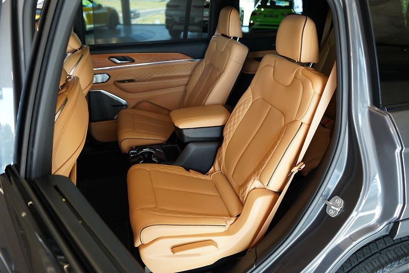 Jeep Grand Cherokee Summit Reserve L - fotka 25 z 71
