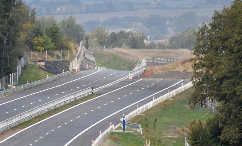 Nový úsek dálnice D6 poblíž Lubence.