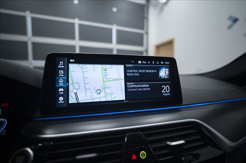 BMW Řada 5 530e xDrive M Sport ČR DPH   2 - fotka 23 z 42