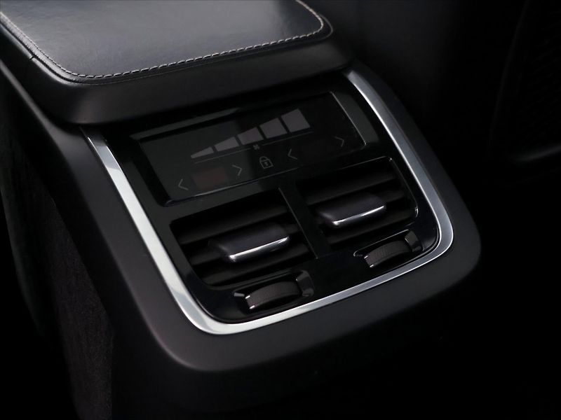 Volvo XC90 2,0 D5 173kW Inscription 4x4 D - fotka 17 z 43
