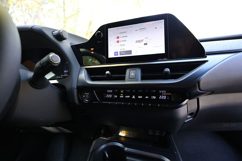 Lexus UX 300h 300H 2,0 HEV BUSINESS TECH - fotka 19 z 28