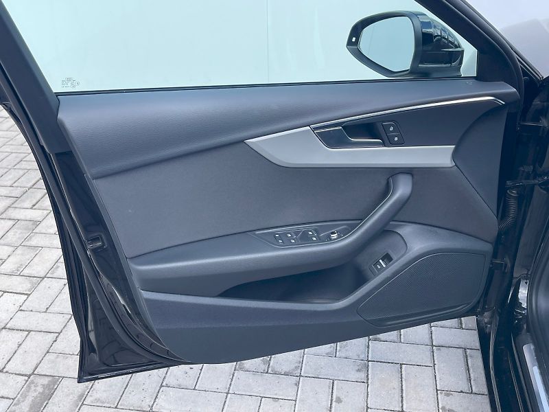 Audi A4 (2022) 2.0 35 TFSI 110 kW S-tronic S- - fotka 26 z 30