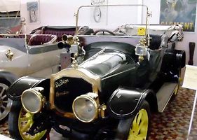 Automobily De Dion-Bouton používaly na svou dobu unikátní zadní nápravu, se kterou jejich výrobce předběhl dobu. Později se k ní vrátily známé automobilky. Na snímku je vůz De Dion-Bouton CS.