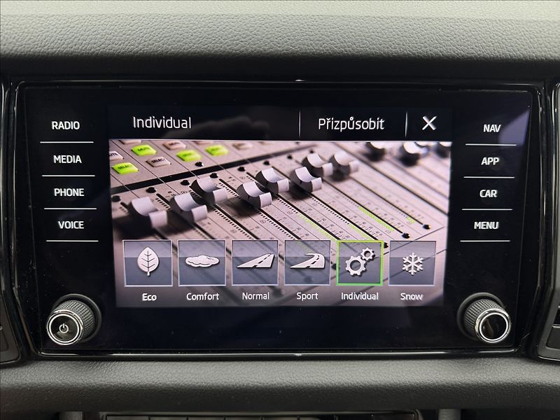 Škoda Kodiaq 2,0 RS CANTON DPH DCC 360° ČR - fotka 25 z 49